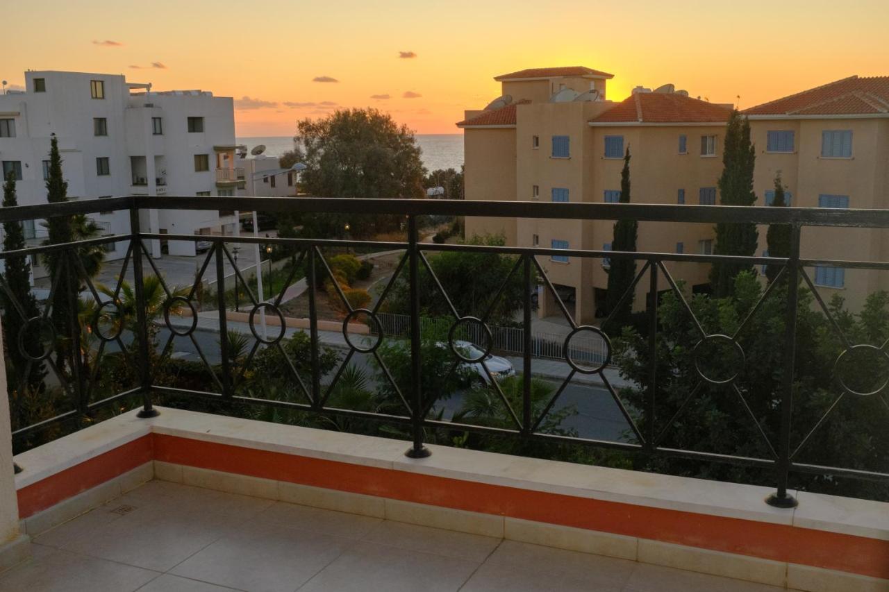 Ifestos Kings Resort Appartment Paphos Bagian luar foto